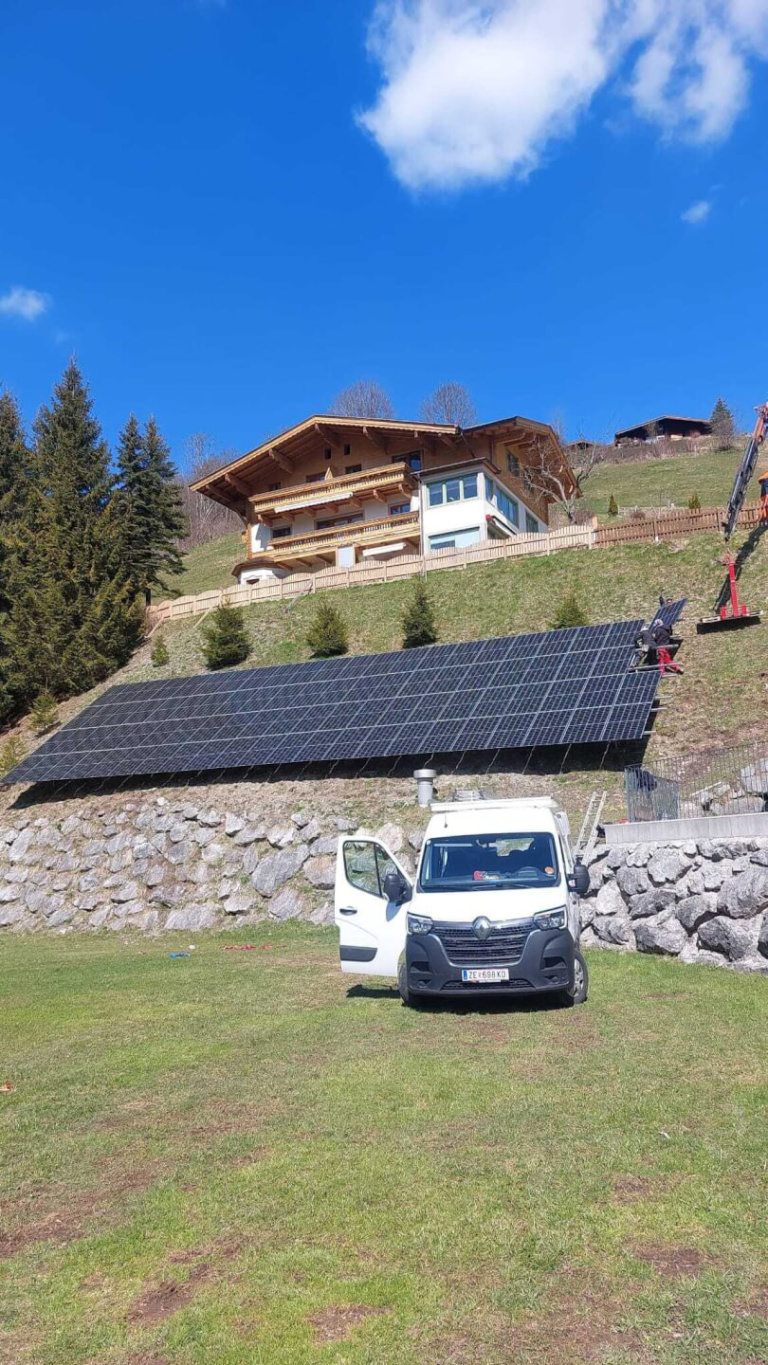 Photovoltaikanlage in Saalbach, Installation mit Montageservice auf einem Hang.