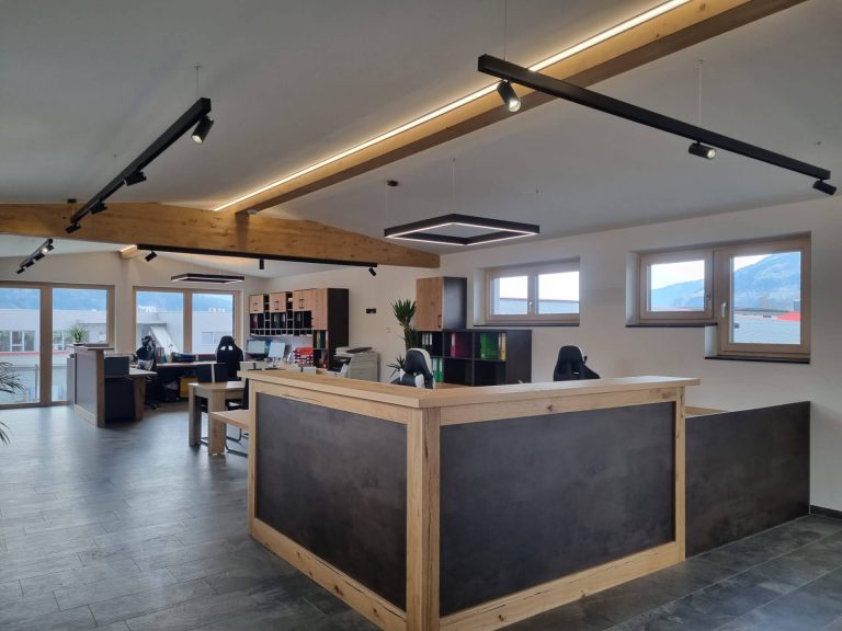 Modernes Büro mit Holzdekor, Kombination aus Beleuchtungs- und Netzwerktechnik.