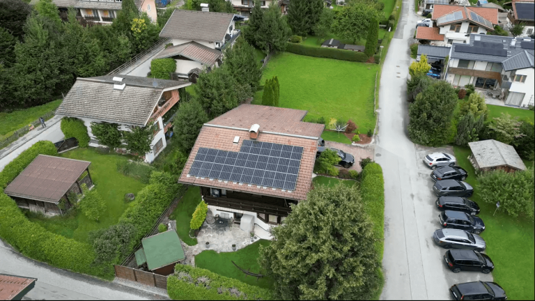 PV-Anlage auf einem Haus in Radstadt, umgeben von grünen Grundstücken und Straßen.