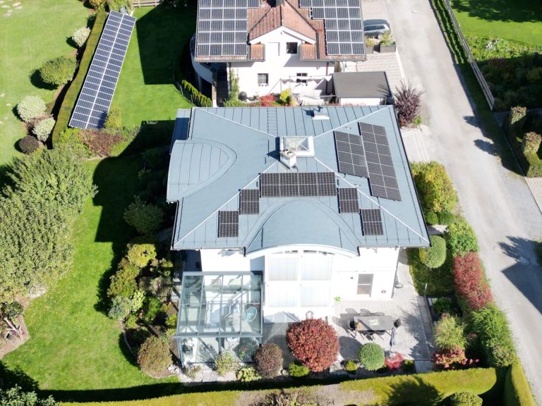 Photovoltaikanlage auf einem modernen Dach in Bruck an der Großglocknerstraße.
